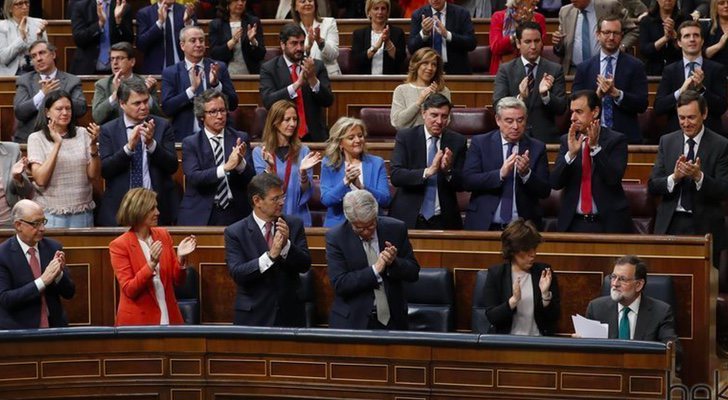 Mariano Rajoy, aplaudido por su partido en el debate sobre la moción de censura