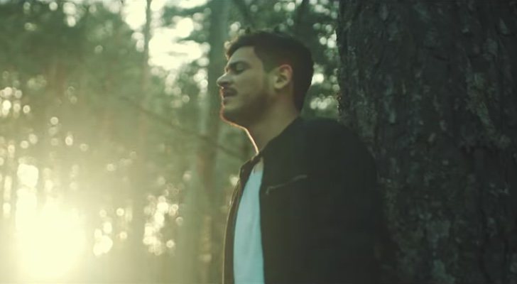Cepeda en el videoclip de su tema "Esta vez", banda sonora temporal de 'Sin tetas no hay paraíso'