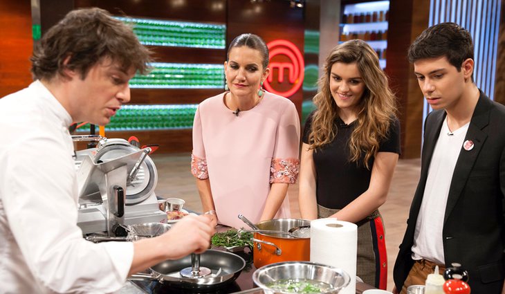 Samantha Vallejo, Amaia y Alfred observan cocinar a Jordi Cruz en 'MasterChef 6'
