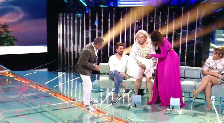 Carolina Sobe levanta el vestido a Carmen Gahona en &#39;Supervivientes: Tierra de nadie&#39;