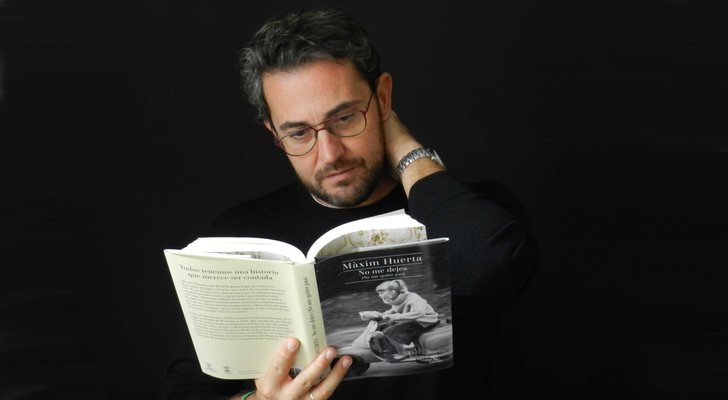 Màxim Huerta con una de sus novelas