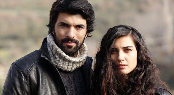 Engin Akyürek y Tuba Büyüküstün como Omar y Elif en 'Amor de contrabando'