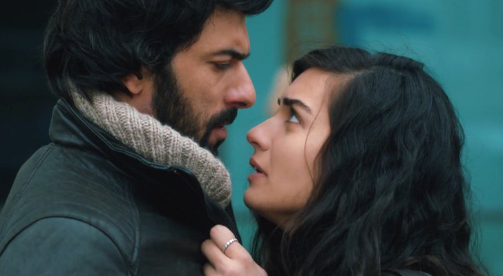 Omar y Elif en su primer encuentro &quot;amable&quot; en &#39;Amor de contrabando&#39;