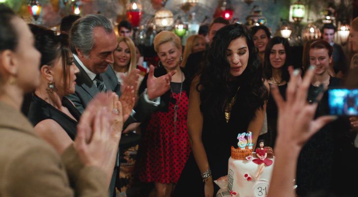 Elif celebra su cumpleaños con sus seres queridos en &#39;Amor de contrabando&#39;