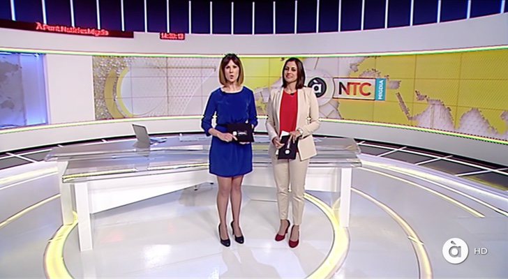 Adelaida Ferre y Vanessa Gregori, presentadoras de 'Notícies' en la primera imagen de À Punt