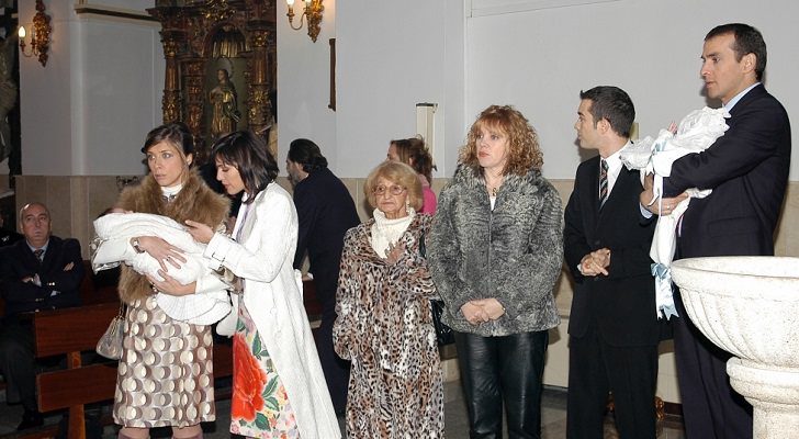 Bea y Mauri bautizan a Ezekiel en &#39;Aquí no hay quien viva&#39;