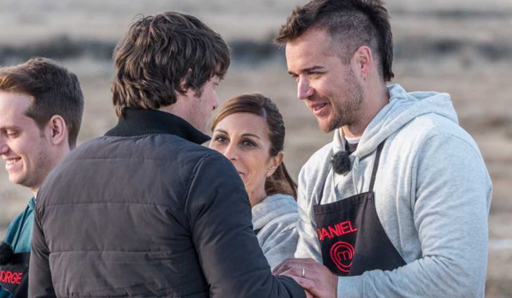 Daniel recibe de Jordi el delantal para volver a 'MasterChef 6'