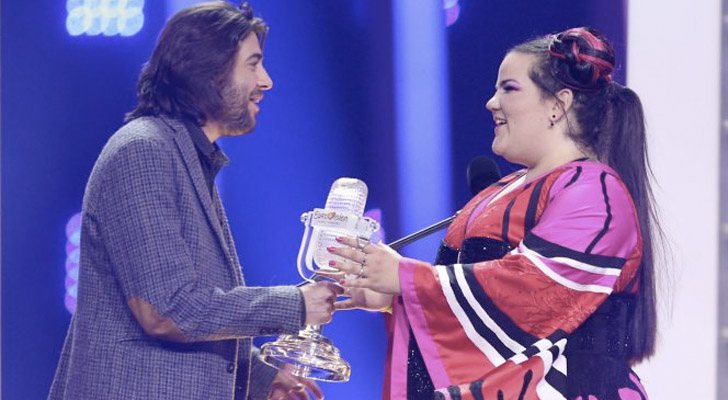 Salvador Sobral entrega el premio a Netta en 'El hormiguero'