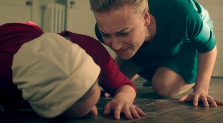 Elísabeth Moss y yvonne strahovski en 'The Handmaid's Tale'