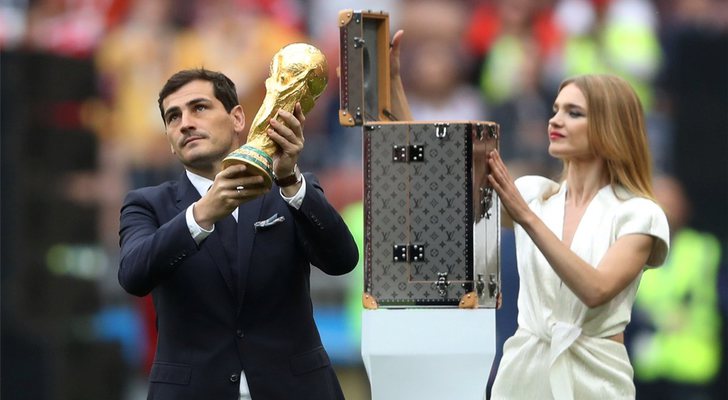 Iker Casillas y Natalia Vodiónova con la Copa del Mundo