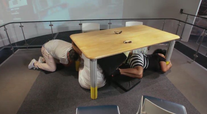 Los Fernández Navarro durante el simulacro de terremoto en 'Los Gipsy Kings'