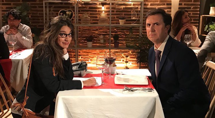 Ana Guerra y Jordi Ríos en el restaurante de 'First dates', en 'Homo Zapping'
