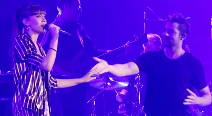 Aitana interpreta "Mi princesa" con David Bisbal en Barcelona
