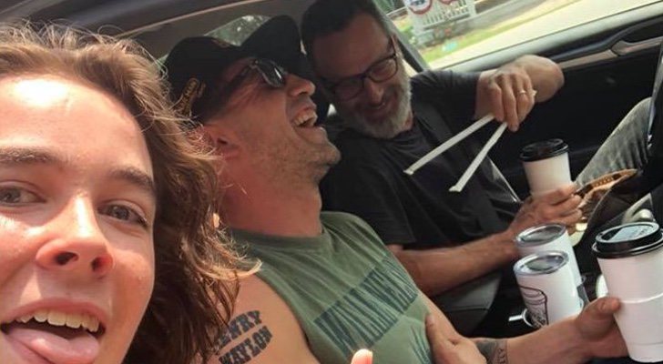 Un fan, con Andrew Lincoln y Jon Bernthal en los alrededores del set de TWD&#39;