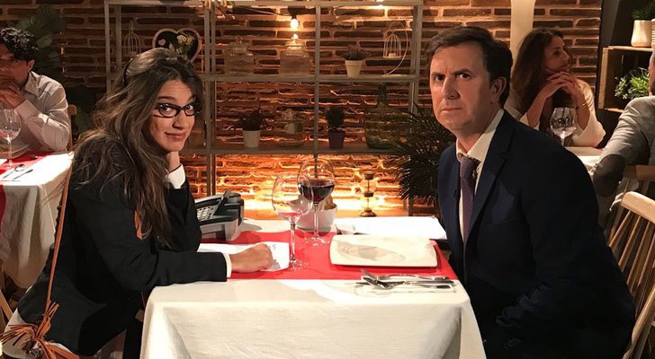 Ana Guerra y Jordi Ríos en un sketch de 'First Dates' en 'Homo Zapping'