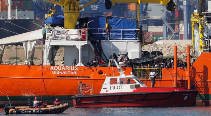El Aquarius a su llegada al Puerto de Valencia