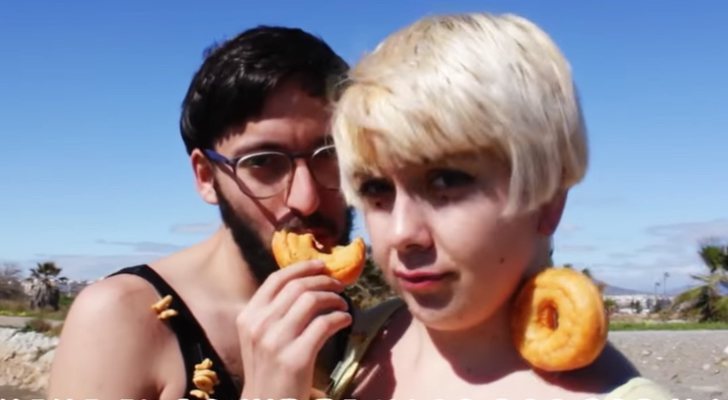 Lapili y Jirafa Rey en el videoclip de "Cómeme el donuts", el tema de Glitch Gyals