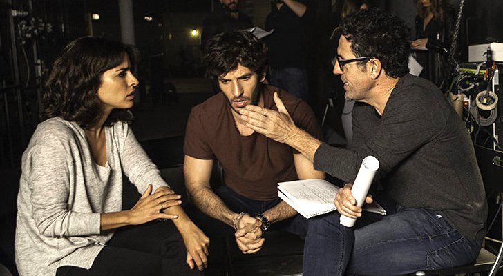 El productor Daniel Écija y los protagonistas de 'El accidente' Quim Gutiérrez e Inma Cuesta durante el rodaje