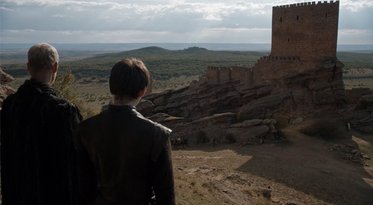 Bran Stark y el Cuervo de tres ojos frente al castillo de Zafra, convertido en la Torre de la Alegría 
