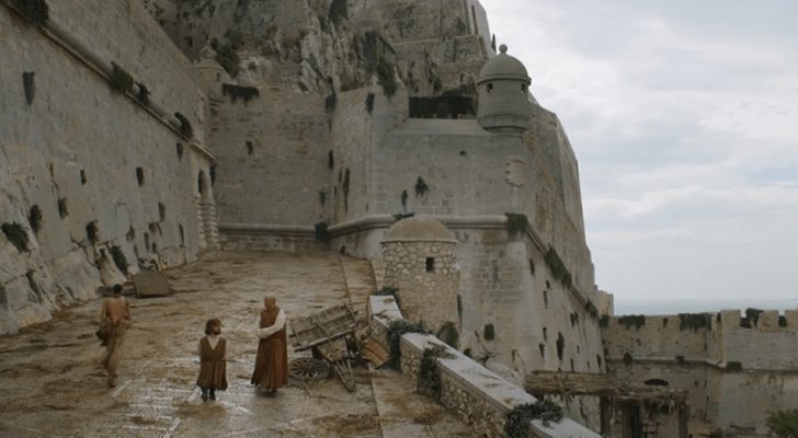 Tyrion y Varys pasean por la Rampa Felipe II de Peñíscola