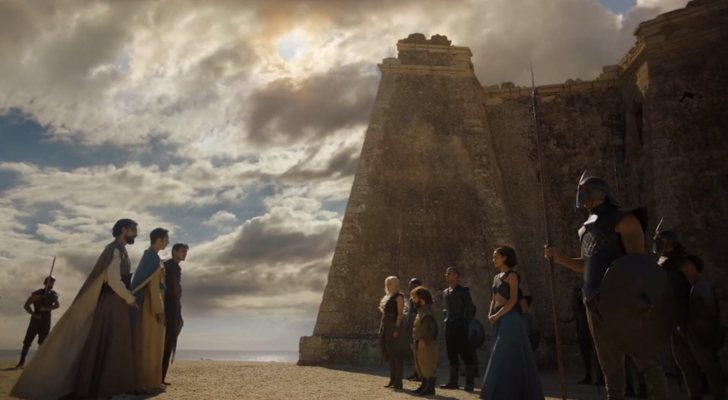 Enfrentamiento entre las fuerzas esclavistas y Daenerys frente a la Torre de Mesa Roldán
