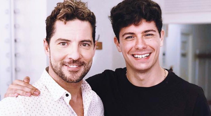 David Bisbal y Alfred ('OT 2017') antes de su actuación juntos en el concierto de Valencia