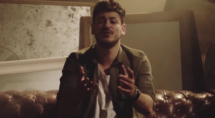 Cepeda en el videoclip de su segundo single "Llegas tú"