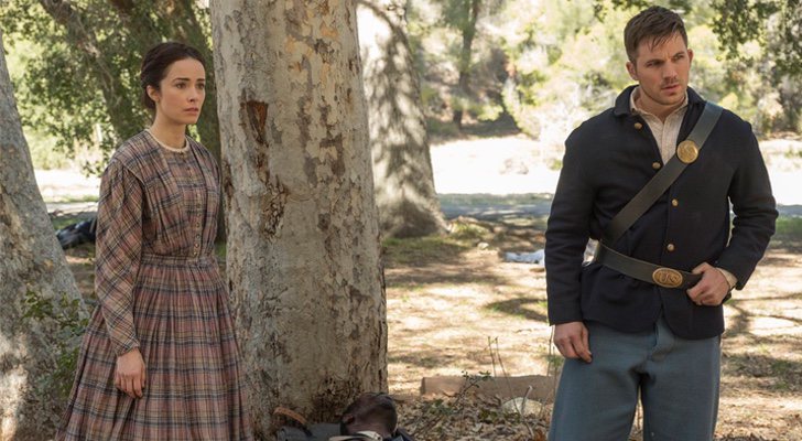 Abigail Spencer y Matt Lanter en 'Timeless'