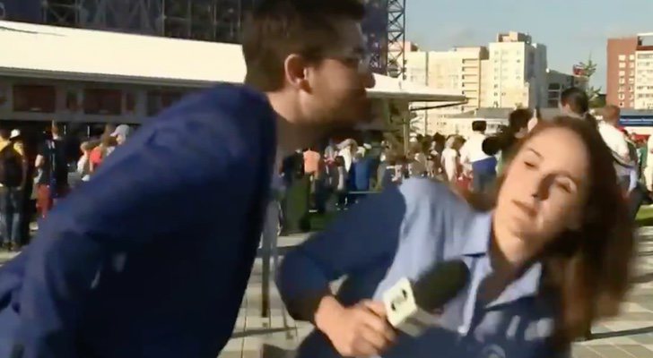 Julia Guimaraes intentando evitar el beso de un aficionado en el Mundial de Rusia 2018