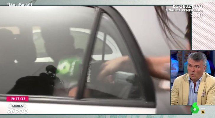 "El Prenda" le pilla el brazo a Lorelei Esteban, la reportera de 'Liarla Pardo'