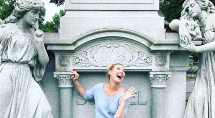 Katherine Heigl en el cementerio