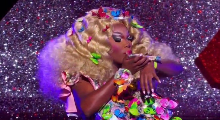 Momento en el que Asia O´ Hara sopla a las mariposas