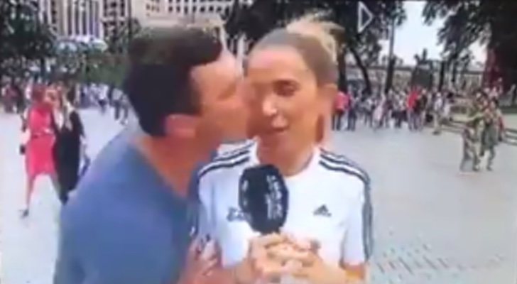 Momento en el que un aficionado se ha acercado a besar a María Gómez en Moscú