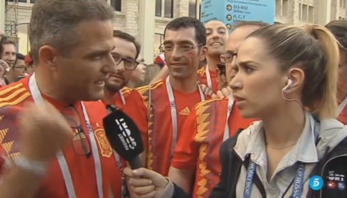 María Gómez frente a aficionados de La Roja 