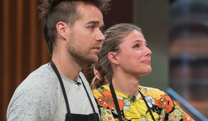Marta y Daniel esperando al veredicto de la última plaza de la final de 'MasterChef 6'