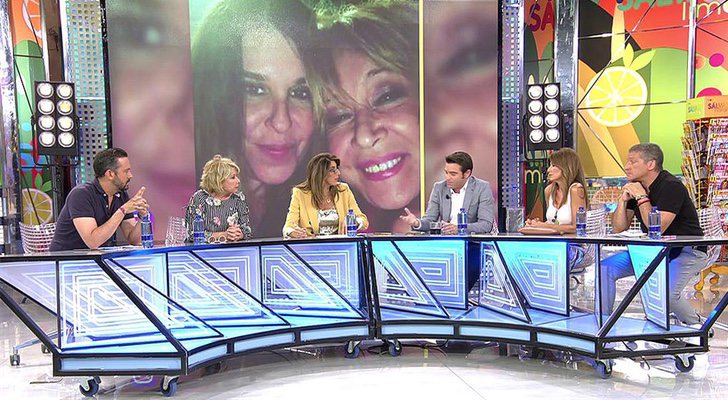 Los colaboradores de 'Sálvame' durante el programa, debatiendo sobre "la estafadora de los famosos"