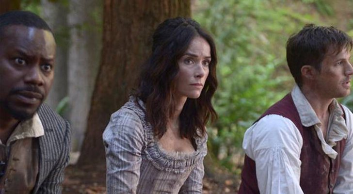 Malcolm Marret, Abigail Spencer y Matt Lanter en 'Timeless' 