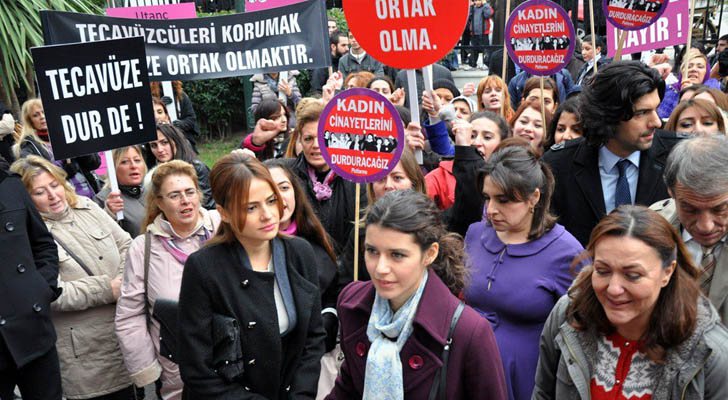Fatmagül recibe el apoyo de la sociedad a las puertas del Juzgado en 'Fatmagül'