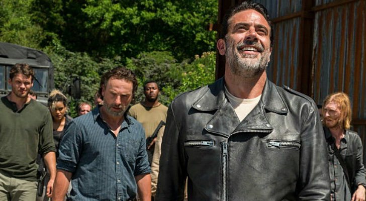 Negan, interpretado por Jeffrey Dean Morgan, junto a otros personajes de &#39;The Walking Dead&#39;
