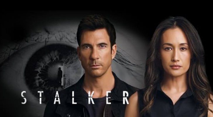 Dylan McDermott y Maggie Q en el cartel promocional de 'Stalker'