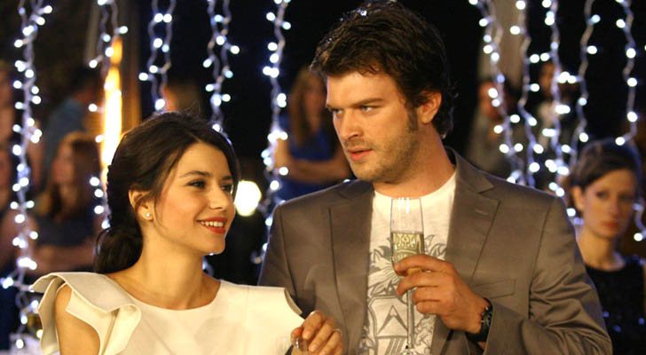 Beren Saat y Kivanç Tatlitug interpretan a Bihter y Behlül, protagonistas de &#39;Amor prohibido&#39;