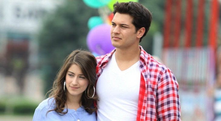 Hazal Kaya y Cagatay Ulusoy como Feriha y Emir en &#39;El secreto de Feriha&#39;