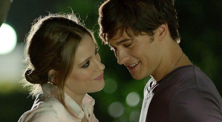 Serenay Sarikaya y Cagatay Ulusoy como Yaman y Mira en &#39;Medzhezir&#39;