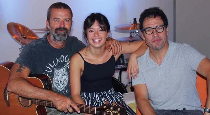 Pau Donés, Anna Castillo y Daniel Écija, en la grabación de la sintonía de la T2 de 'Estoy vivo'