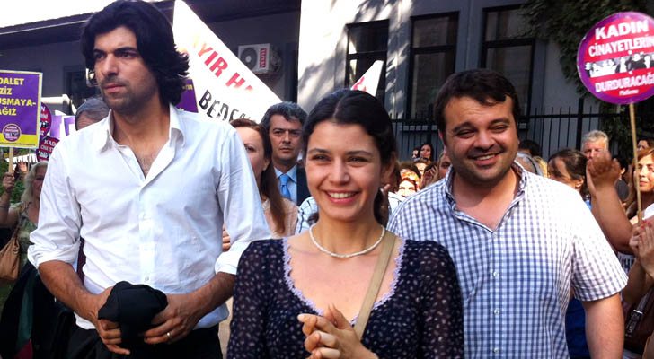 Kerim, Fatmagül y Rahmi, arropados por la multitud tras concluir el juicio en el episodio final de 'Fatmagül'