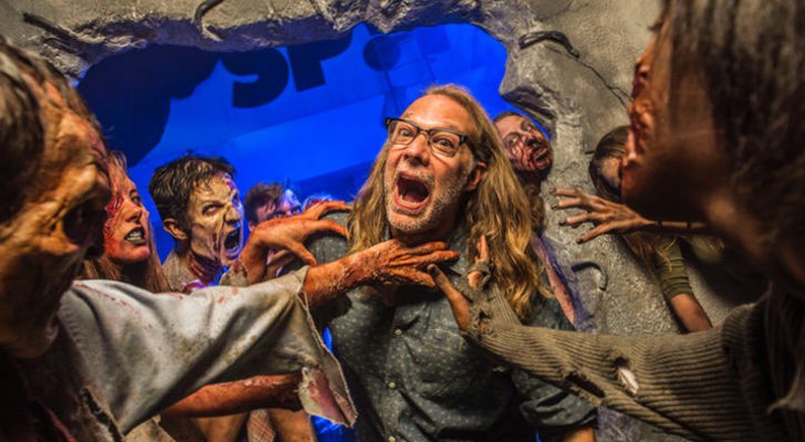 Greg Nicotero rodeado de zombies