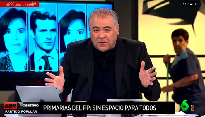 Amelia se cuela en el plano de 'Al rojo vivo'