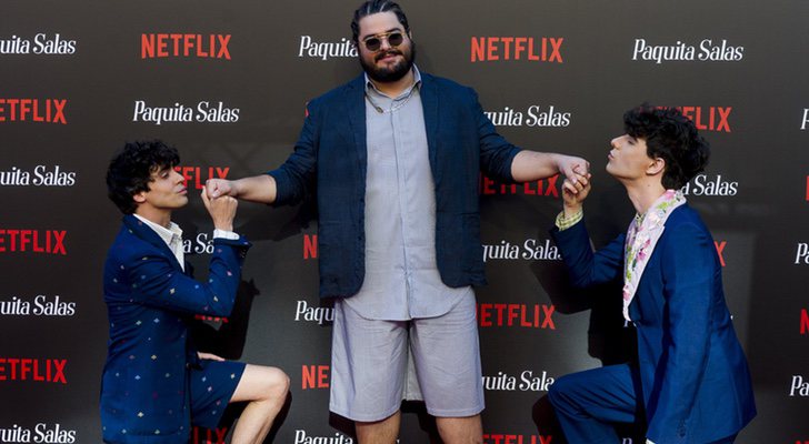 Javier Ambrossi y Javier Calvo, creadores de &#39;Paquita Salas&#39;, arrodillados ante Brays Efe, protagonista de la serie