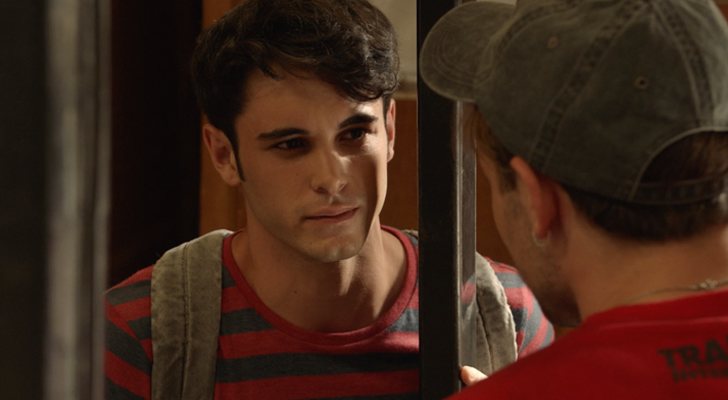 Bruno trata de convencer a Pol de que vuelva al instituto en 'Merlí'