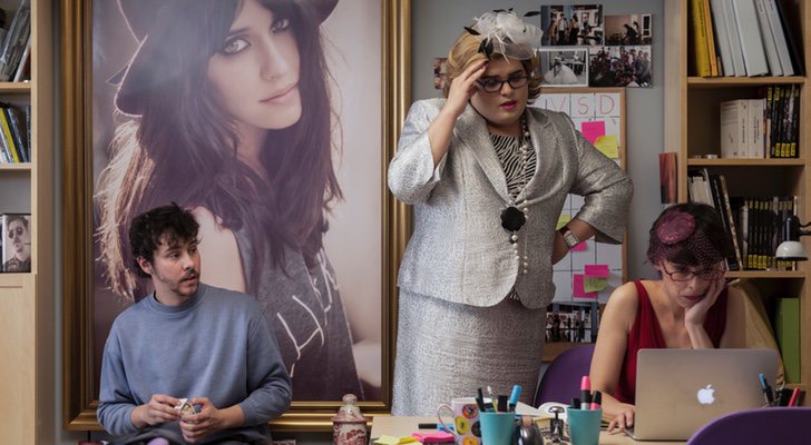 Álex, Paquita y Magüi junto al cuadro de Macarena García en 'Paquita Salas'